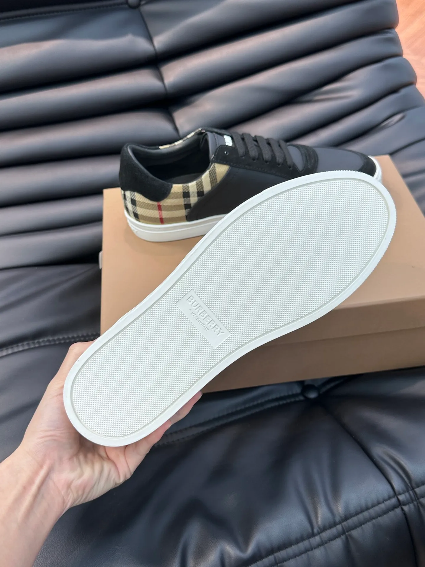 Men's shoes 💰p380 Men's classic low-top sneakers from "burberr*" are reinterpreted with Vintage retro plaid cotton and cowhide materials, and are decorated with a new brand logo. First-layer sheepskin lining, embossed Burberry lettering logo on the heel, T men's shoes 💰pU original outsole! Size: 38-44 (45 46 customized)